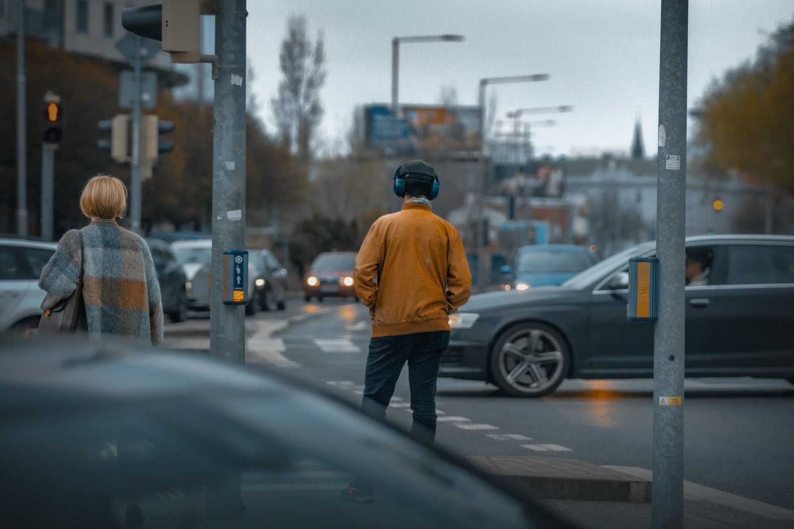 Komplexe Verkehrssituation mit Fußgängern, Ampel und Autos, wie sie beim ATAVT kurz eingeblendet wird