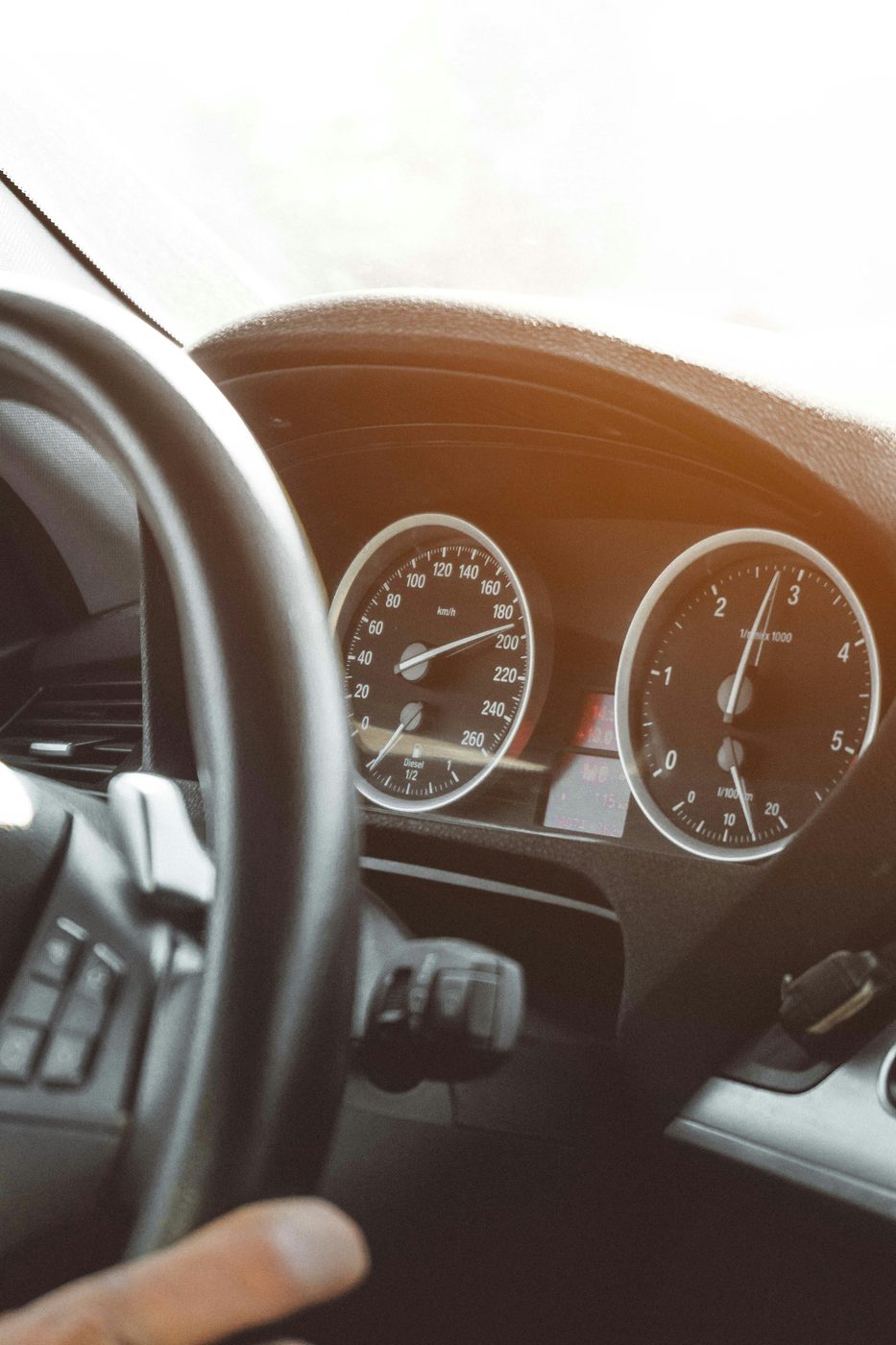 Person hält Führerschein, MPU bestanden
